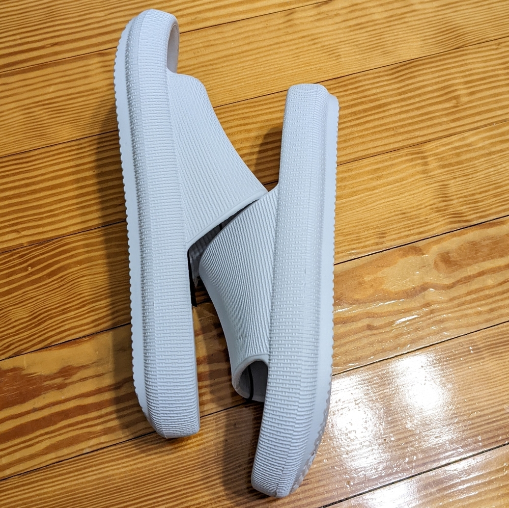 White Comfortable and Soft Women's Pillow Slides, Size 9, New With Tag,Size 9 - Picture 4 of 5